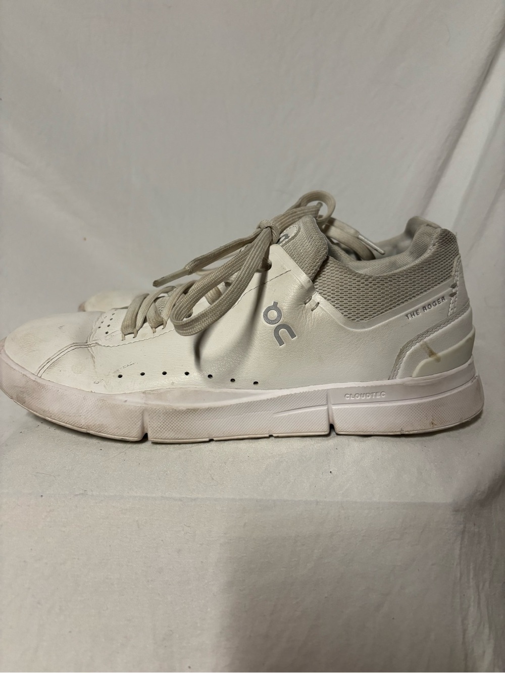 On Running Men’s 7 or Women’s 8.5 White and Light Gray The Roger Sneakers